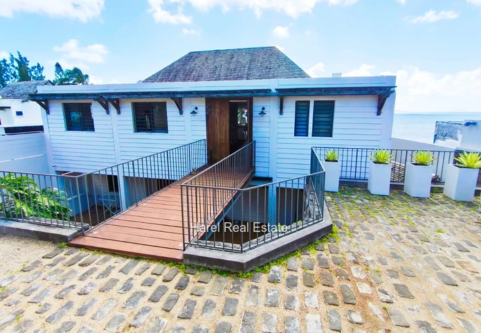 Waterfront Villa in Pointe aux Canonniers!