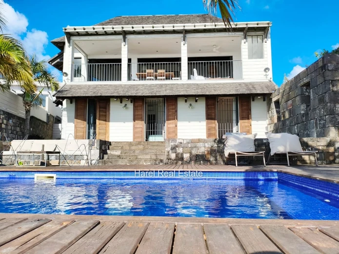 Waterfront Villa in Pointe aux Canonniers!